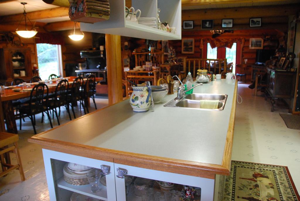 Kicking Horse Canyon Guest House Golden Ngoại thất bức ảnh