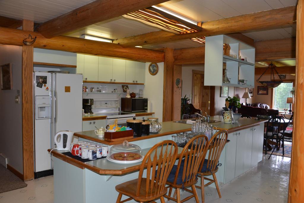 Kicking Horse Canyon Guest House Golden Ngoại thất bức ảnh