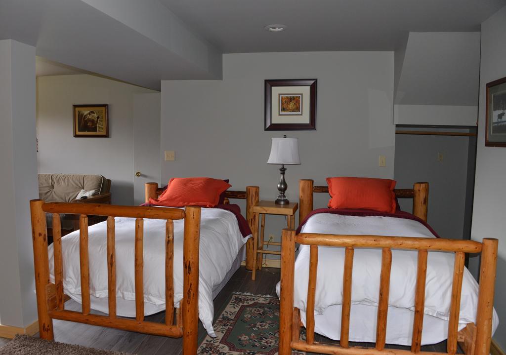 Kicking Horse Canyon Guest House Golden Phòng bức ảnh
