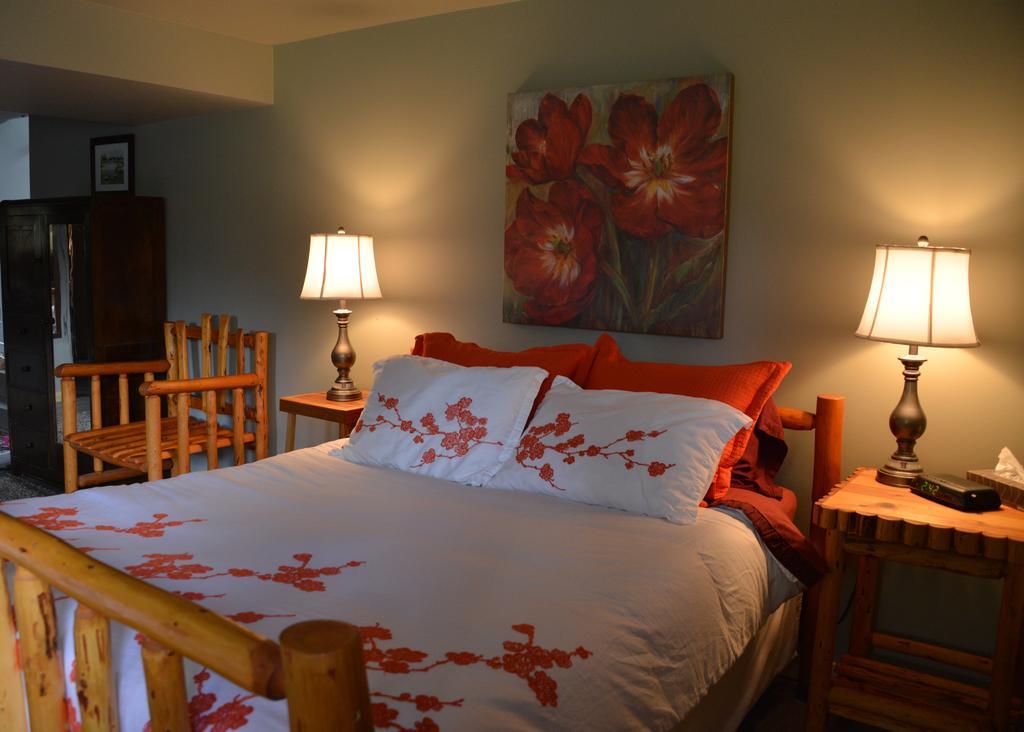 Kicking Horse Canyon Guest House Golden Phòng bức ảnh