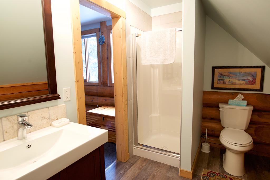 Kicking Horse Canyon Guest House Golden Ngoại thất bức ảnh