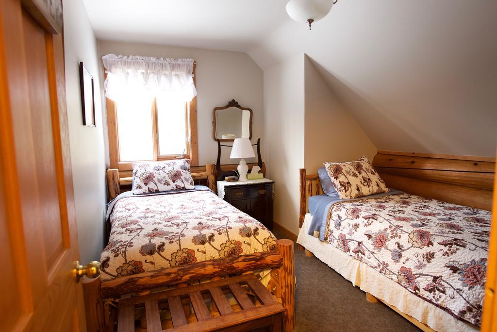 Kicking Horse Canyon Guest House Golden Ngoại thất bức ảnh